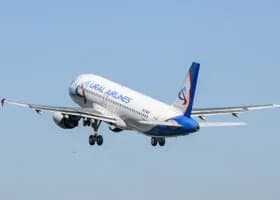 Бортпроводник помог женщине в самолете «Уральских авиалиний»