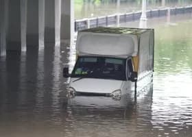 Москва ушла под воду: тропический ливень парализовал столицу