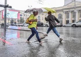«От Москвы рикошетит к нам»: синоптики рассказали, когда закончатся дожди в Свердловской области