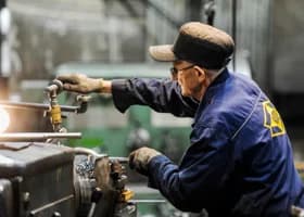 Как стать ветераном труда в Тюменской области и какие льготы положены