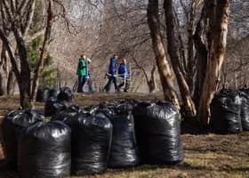 Екатеринбург утонул в мусоре после Дня города, с улиц вывезли больше 110 тонн