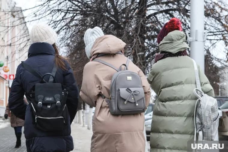 Школьники вынуждены выходить на дорогу из-за огромных куч снега на тротуарах