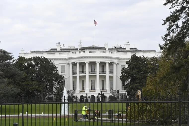 Ветеран сжег флаг в знак протеста против указа Трампа, сообщил американский телеканал