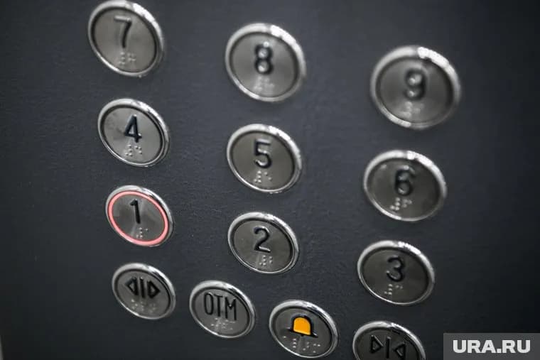 После падения двери лифта оказались заблокированы