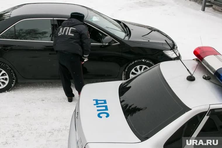 На видеоролике мужчина наполнял бачок для омывающей жидкости дорогим алкоголем