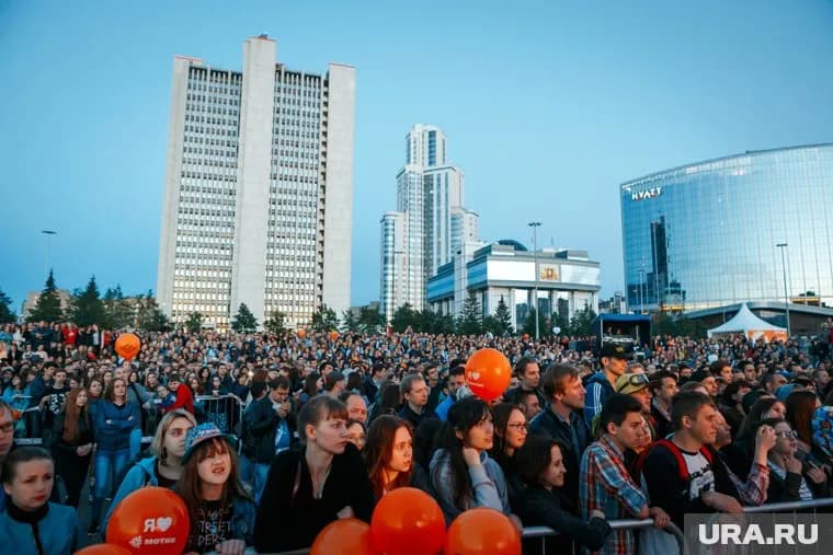 В последний раз в центре Екатеринбурга собралось около 300 тысяч зрителей, чтобы посетить все музыкальные площадки