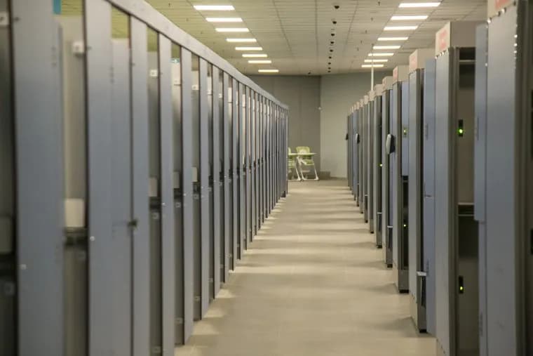 Открытие аквапарка "Летолето". Тюмень, кабинки для переодевания