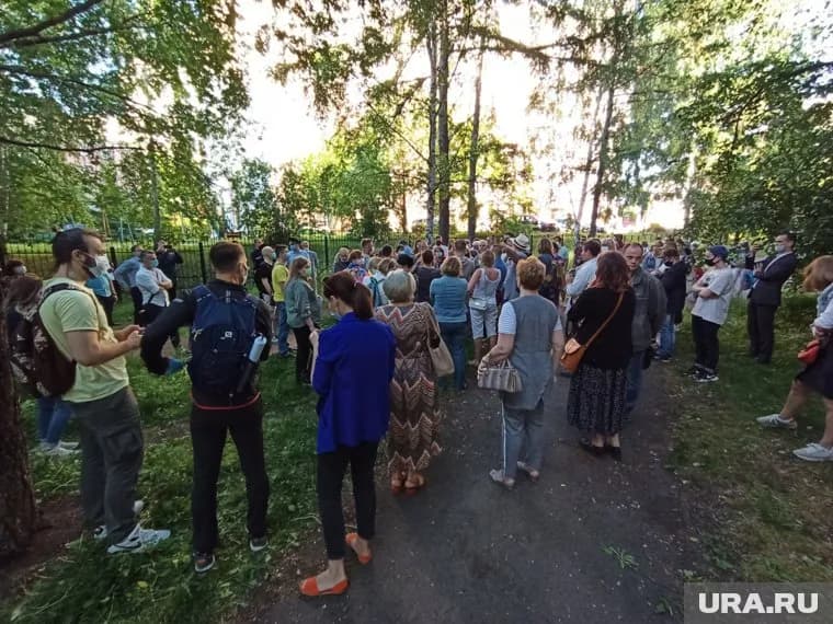 К забору, установленному в парке, вышли около 40 горожан