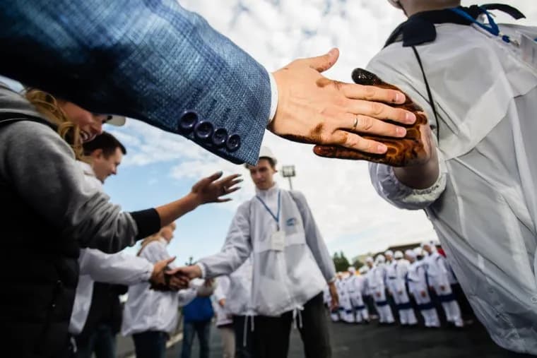 День работников нефтяной и газовой промышленности. Сургут, рукопожатие, ладонь, рука в нефти