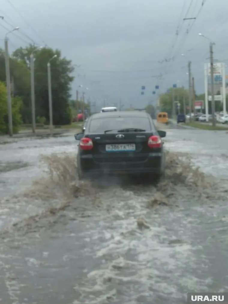 Воду с проезжей части откачивали даже автоцистерны
