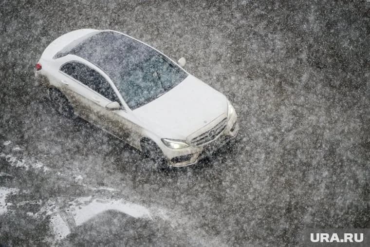 Усилившийся снег создает проблемы для водителей на трассе М-5 в Ашинском районе