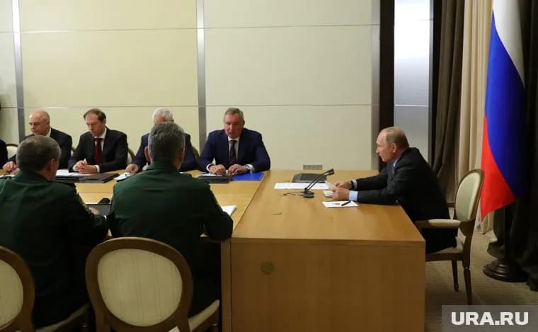 На совещании присутствовали чиновники и военные