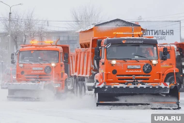 На расчистку дорог направили дорожную технику и рабочих