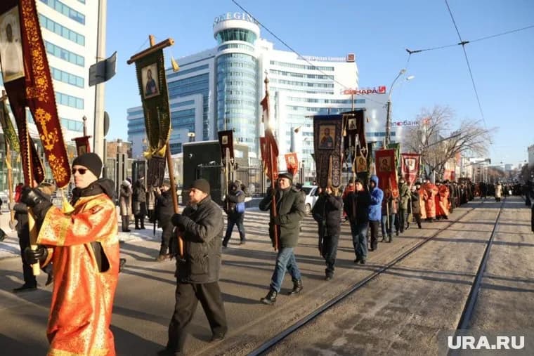 В Екатеринбурге состоялись божественная литургия и крестный ход в честь покровительницы города
