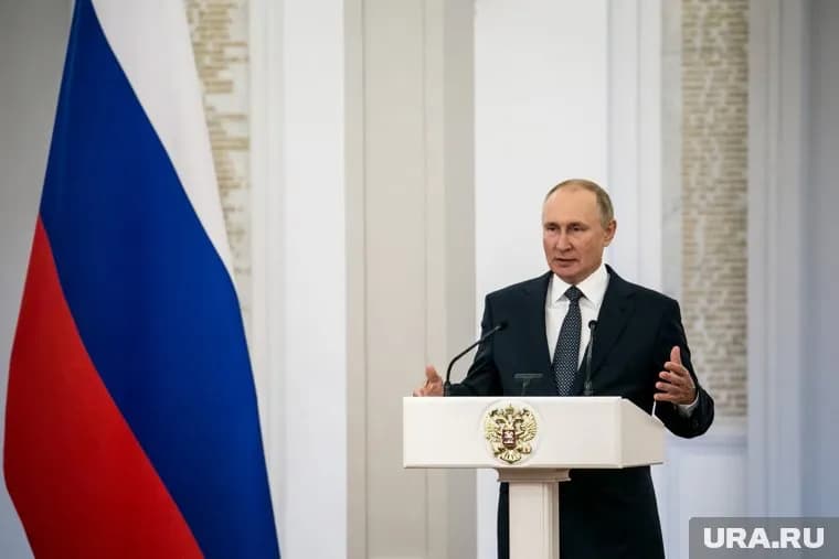 Слесарь ремонтирует автомобили «Почты России»