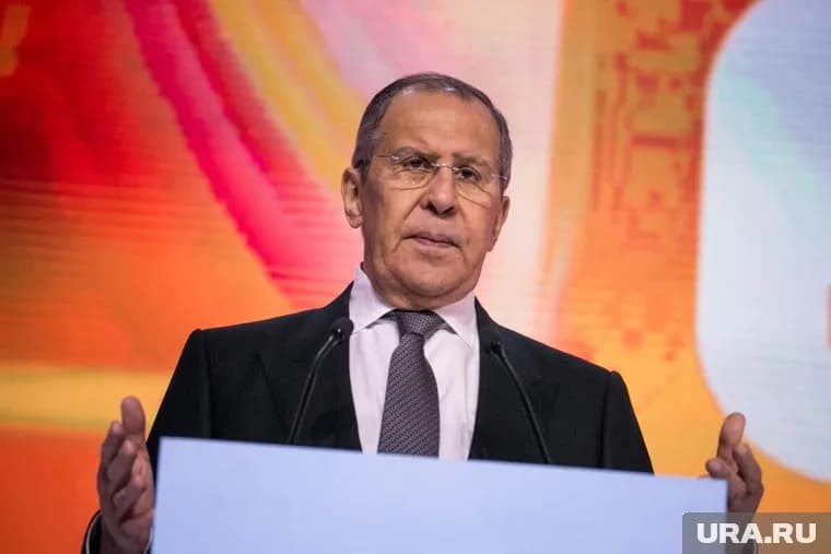 Владимир Зеленский может принести мир Украине, если отдаст приказ прекратить сопротивление, заявил Сергей Лавров