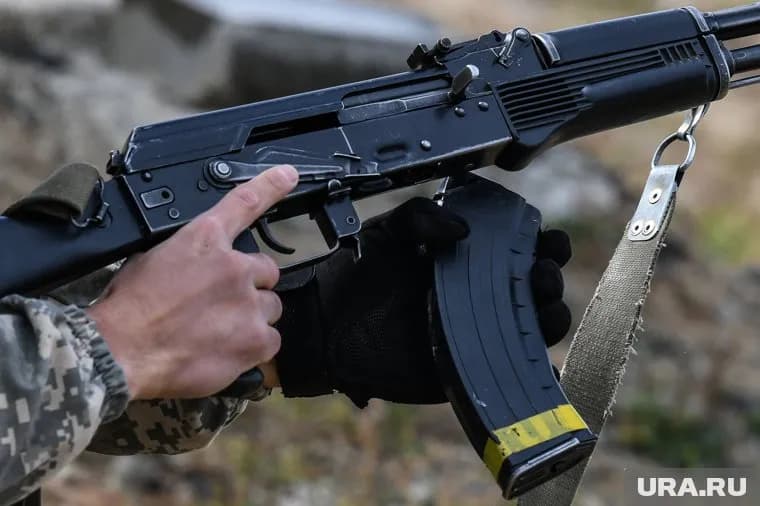 Курганский боец из зоны СВО захватил у наемников из Польши автоматы с нацистской свастикой (архивное фото)
