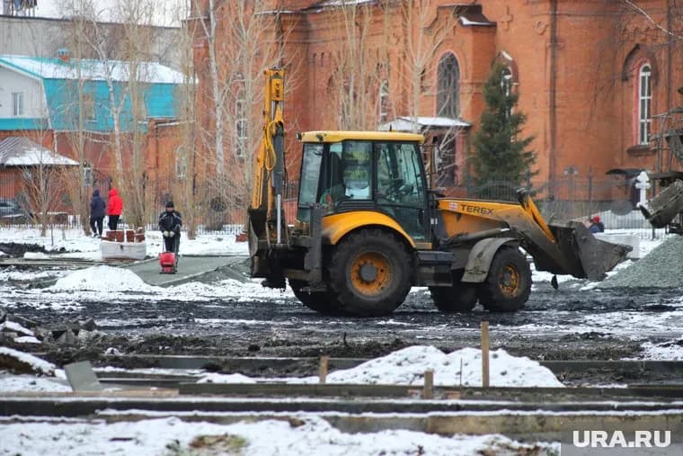 Водитель экскаватора не убедился в безопасности маневра