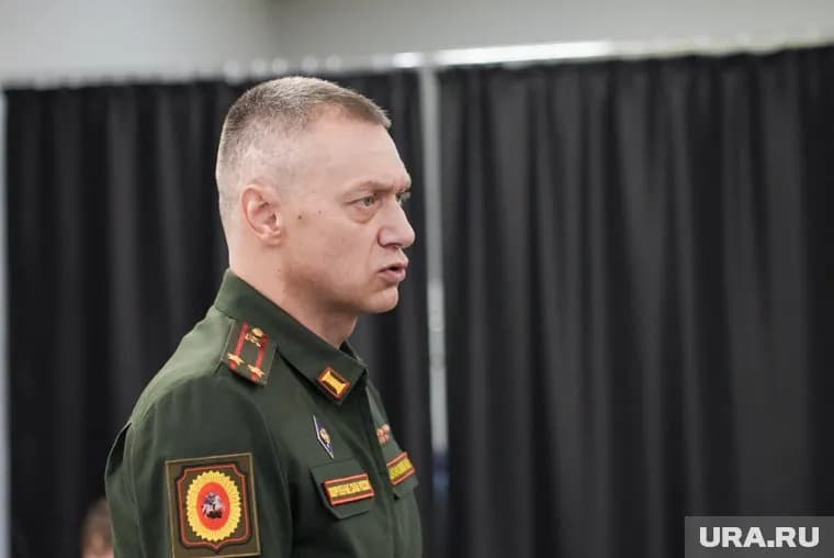 Максим Шоломов (справа) рассказал ребятам о подвиге своего взвода и сделал фото на память