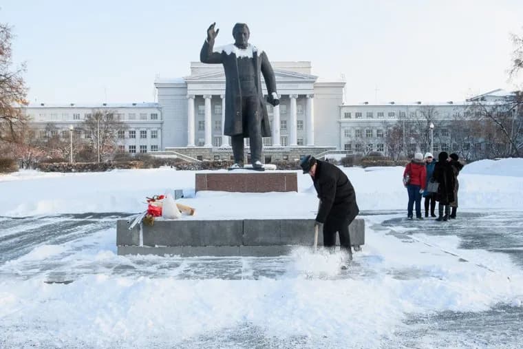 Митинг сталинистов возле памятника Кирову. Екатеринбург