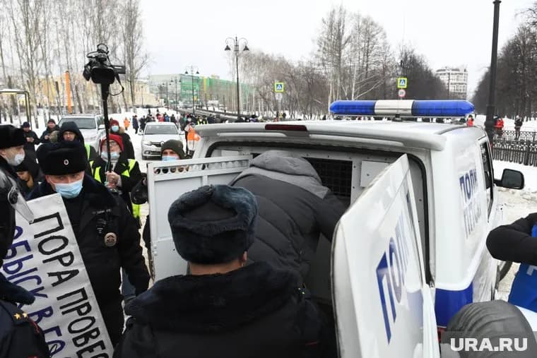 Молодой человек стоял с плакатом у места начала акции