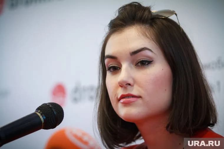 Лицо порноактрисы Саши Грей в образе Снегурочки неделю провисело возле управления образования