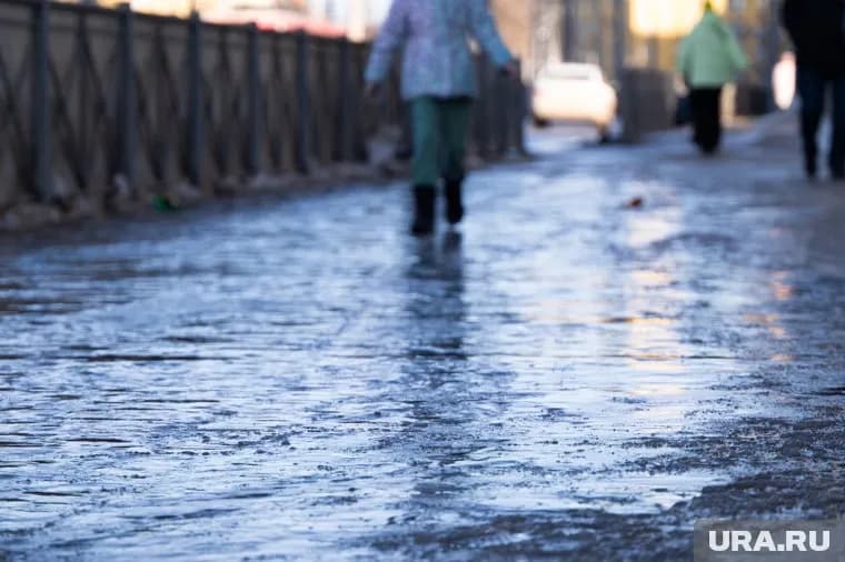 В гололед следует выбирать устойчивую обувь