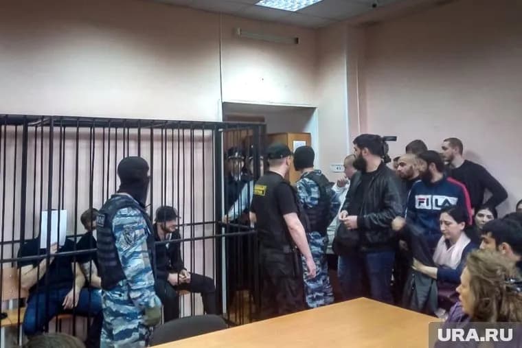 Подсудимые прятали лица от журналистов