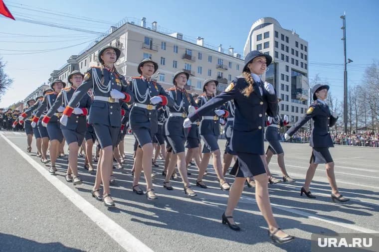 Девушка потеряла туфлю на параде (архивное фото)
