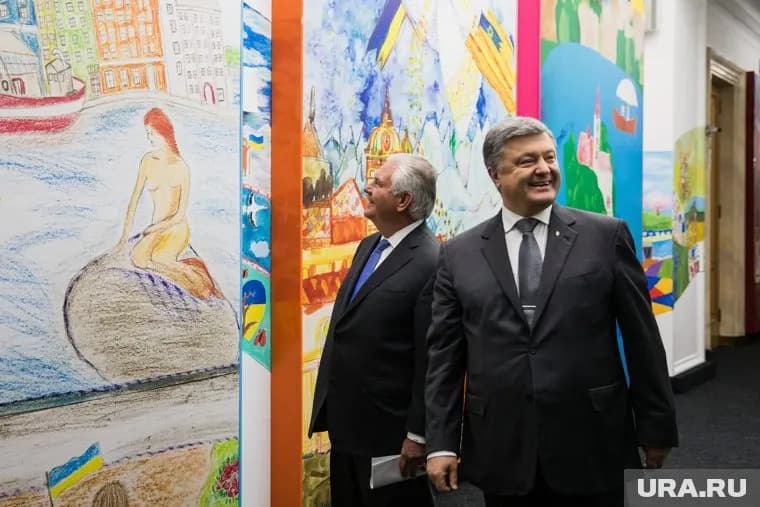 Пользователи иронизируют на тему того, что у ног Порошенко могла быть не вода