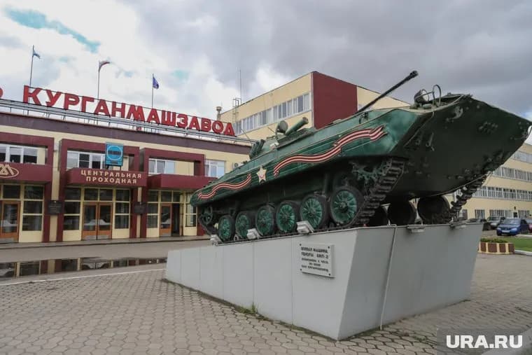Фасад здания завода КМЗ. Курган