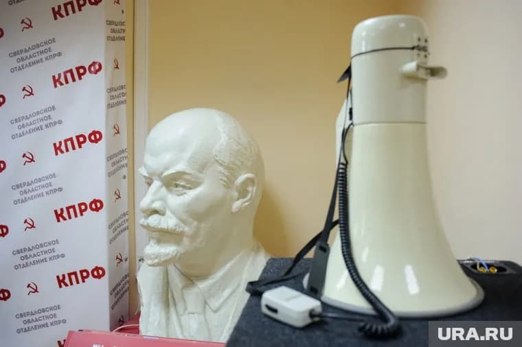 Жители Владивостока хвастаются, что получили от КПРФ билеты на концерты и на хоккей