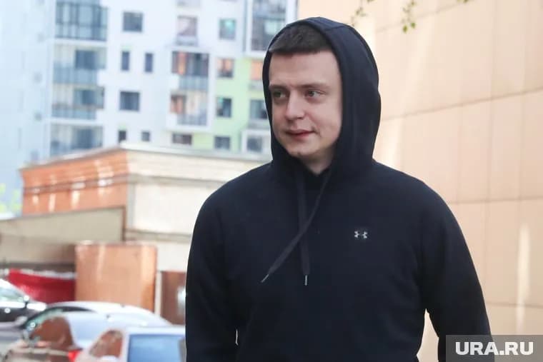 Неизвестные повесили плакат с треш-стримером Mellstroy в центре города