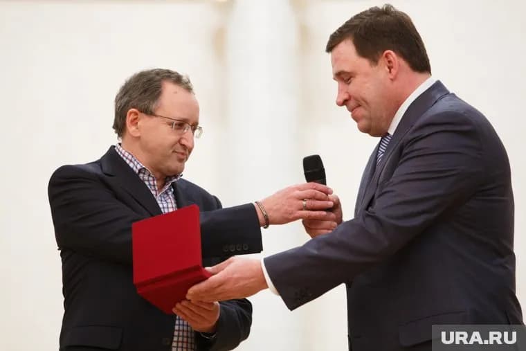 Евгений Куйвашев сегодня не только вручал награду, но и получил свой первый журналистский знак отличия
