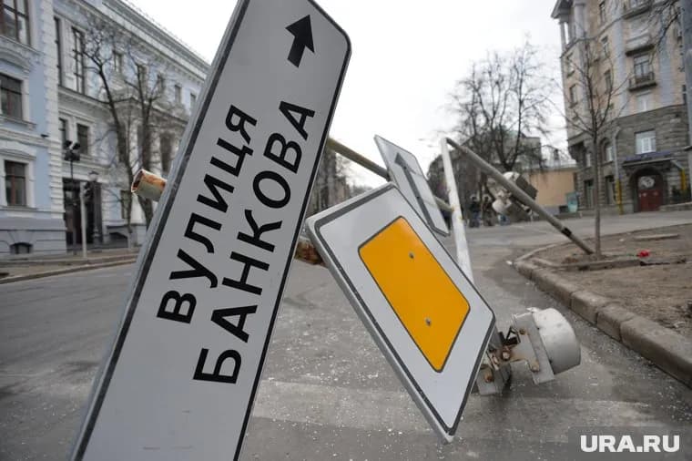 Радикалы атаковали офис президента Украины на Банковой в Киеве.