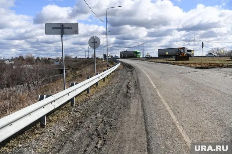 Вода разрушила дорогу в Куртамышском округе Курганской области (архивное фото)