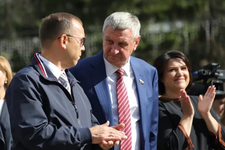 Торжественная линейка студентов КГУ в ЦПКиО. Курган