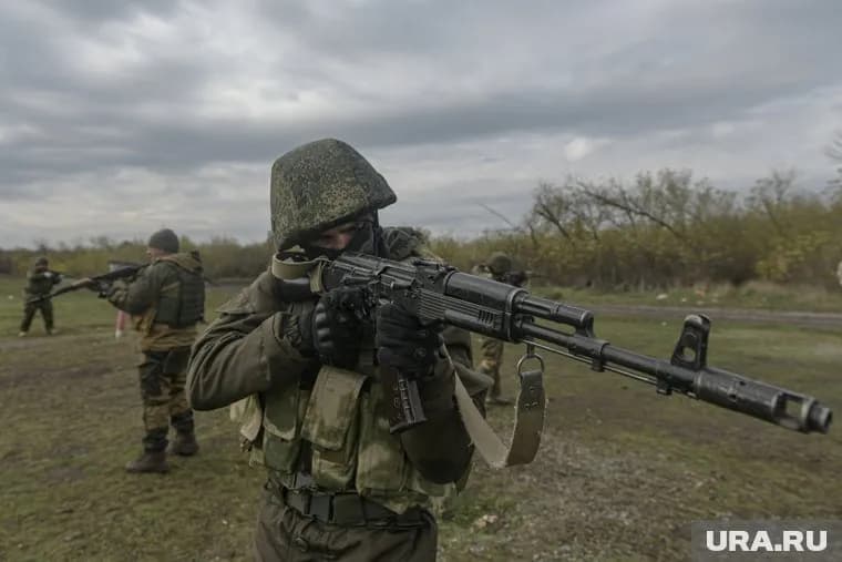Награду участнику СВО вручил глава Верещагинского округа Сергей Кондратьев