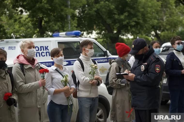 Группа активистов из двадцати человек принесла с собой цветы.
