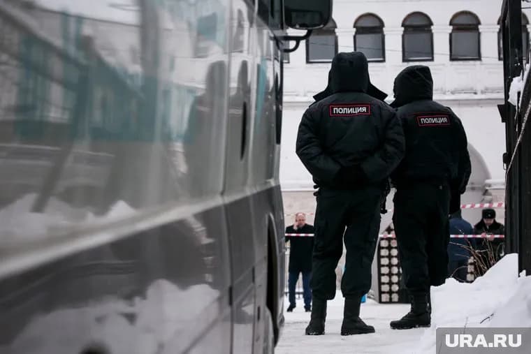 Один полицейский был убит, другой получил ранения около здания МВД