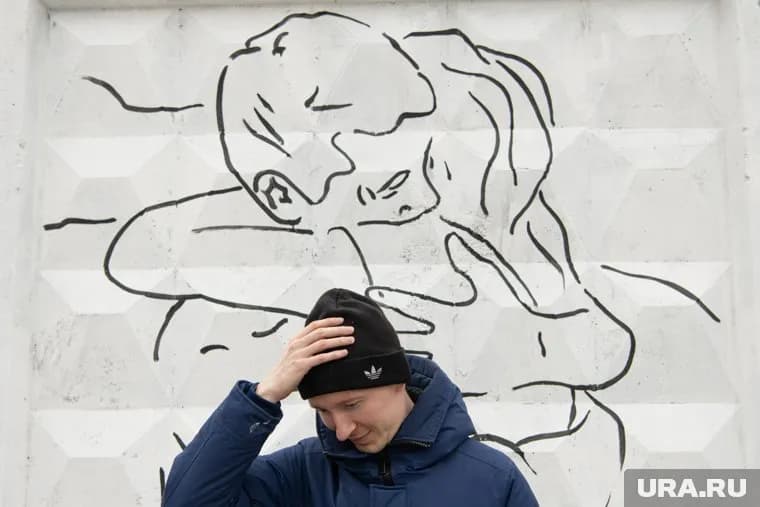 Илья за последний месяц создал две работы в Екатеринбурге. Одна из них находится на расселенном доме на перекрестке Папанина-Челюскинцев