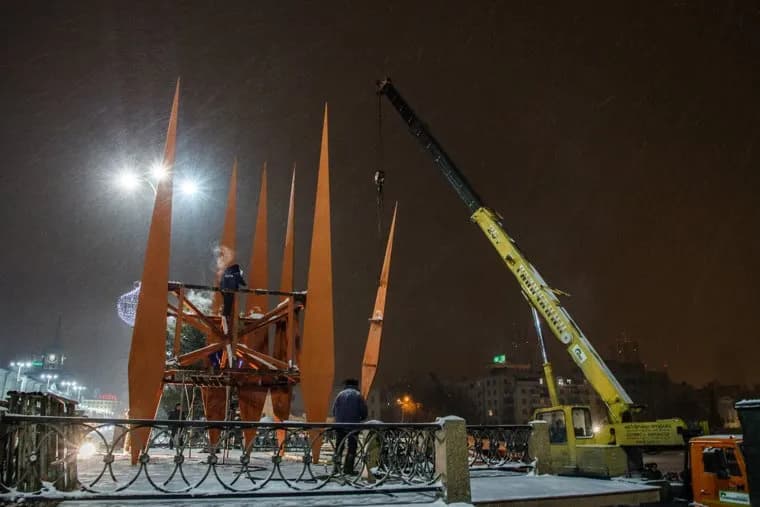 Демонтаж стэллы Ордена Ленина на Плотинке, демонтаж краснознаменной группы, снос стеллы, демонтаж памятника, подъемный кран, разборка знамен