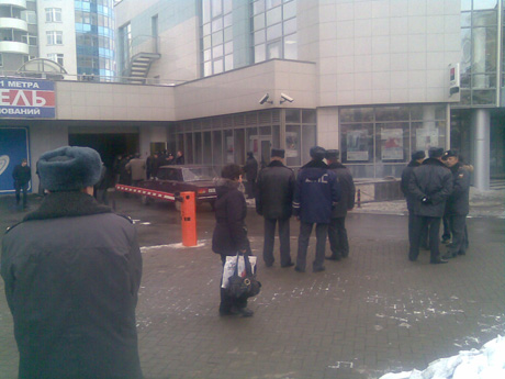 Переполох в элитном квартале Екатеринбурга: у «Тихвина» милицейское оцепление, из офиса престижного банка выводят людей (ФОТО)