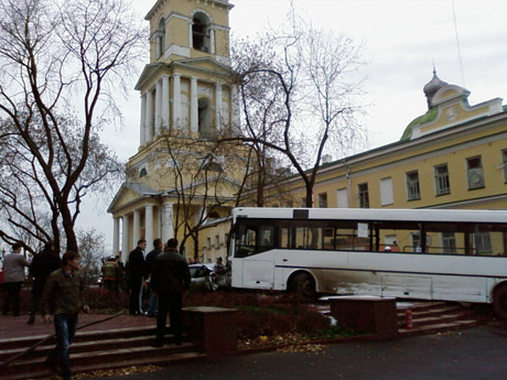 Автобус с пассажирами на огромной скорости протаранил 17 (!) машин. «Люди выпрыгивали на ходу из окон».  «Он несся, сбивая попутки как в фильме «Скорость» 