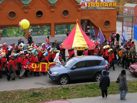 Движение в центре Екатеринбурга парализовано: с оркестром и под конвоем машин ДПС на улицу вышли студенты крупнейшего уральского вуза (