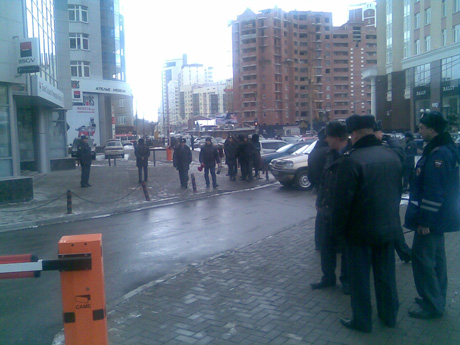 Переполох в элитном квартале Екатеринбурга: у «Тихвина» милицейское оцепление, из офиса престижного банка выводят людей (ФОТО)