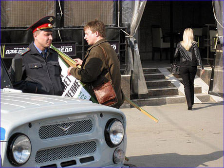 «Яблоко» собрало в Челябинске подписи под требованием к Медведеву умерить аппетиты естественных монополий. Не обошлось без «отдельных недоразумений» с милицией