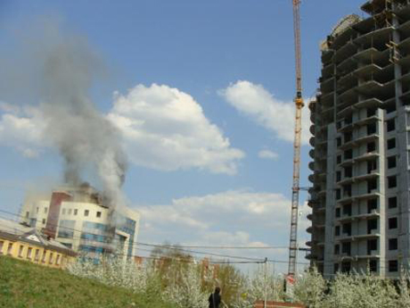 Пожарные потушили офисное здание в центре Екатеринбурга. Новые подробности ЧП 