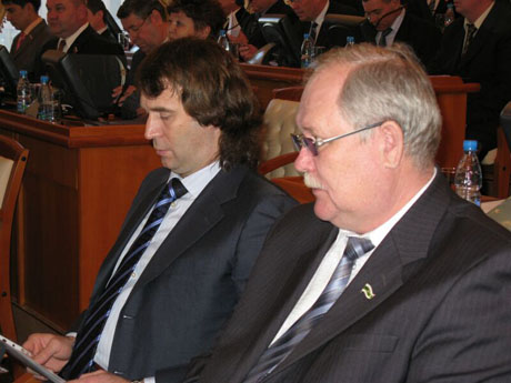 Сенаторы Олег Пантелеев и Сергей Лисовский, а также губернатор Курганской области Олег Богомолов приняли участие в сегодняшнем заседании Думы региона, которая 24 марта отмечает свое 15-летие.
