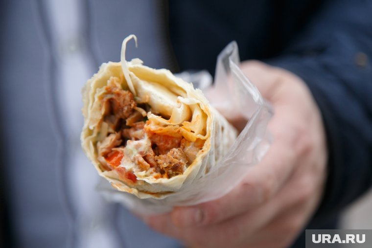 Жители ЯНАО расстроились из-за закрытия заведения, где отравились шаурмой